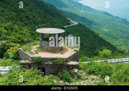 Immagine di un disuso militari americani guardano fuori posizione sul Hai Van Pass in Vietnam Foto Stock