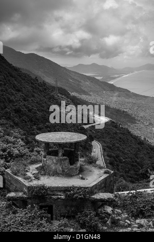 Immagine di un disuso militari americani guardano fuori posizione sul Hai Van Pass in Vietnam Foto Stock