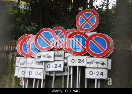 Il traffico su strada segno in deposito a roma italia Foto Stock