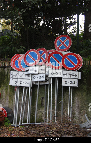 Il traffico su strada segno in deposito a roma italia Foto Stock