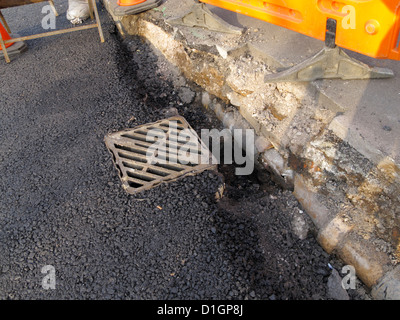 La riparazione dei danni della superficie urbana di acqua della tubazione di drenaggio infrastrutture fatiscenti Exeter Regno Unito Foto Stock