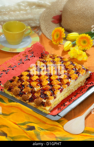 Torta con crema e ciliegie Foto Stock