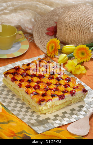 Torta con crema e ciliegie Foto Stock