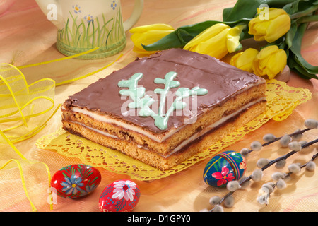 Torta di Pasqua con cioccolato peanut Foto Stock