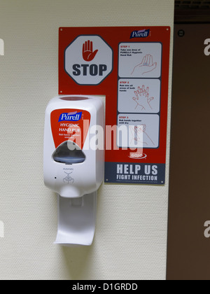 Disinfettante antisettico lavare a mano su gel di erogatore montato su una parete in un ospedale del Regno Unito norovirus Foto Stock