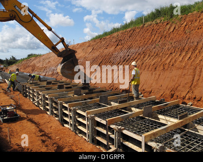 La colata di cemento per un cemento armato ponte striscia fondazione basamento regno unito Foto Stock