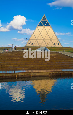 Palazzo della pace e della riconciliazione piramide disegnato da Sir Norman Foster, Astana, in Kazakistan e in Asia Centrale, Asia Foto Stock