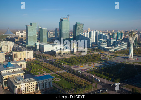 Nurzhol bulvar, la nuova zona governativa e la Torre di Bayterek, il Khan Shatyr retail Centre sulla sinistra, Astana, Kazakistan Foto Stock