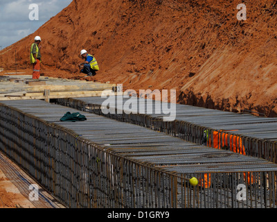 Calcestruzzo di armatura di rinforzo in acciaio legno rebar cassaforma di fondazione di striscia di ponte sulla nuova strada sito in costruzione regno unito Foto Stock