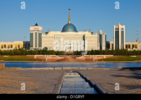 Vista della Ak Orda Palazzo presidenziale del Presidente Nursultan Nazarbayev riflettente nel fiume Ishim, Kazakistan, Asia centrale Foto Stock