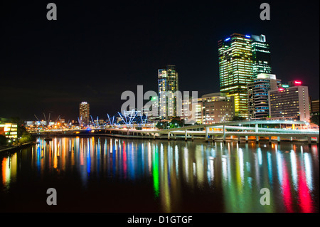 Colorate di riflessione dello skyline della città di Fiume Brisbane di notte, Brisbane, Queensland, Australia Pacific Foto Stock