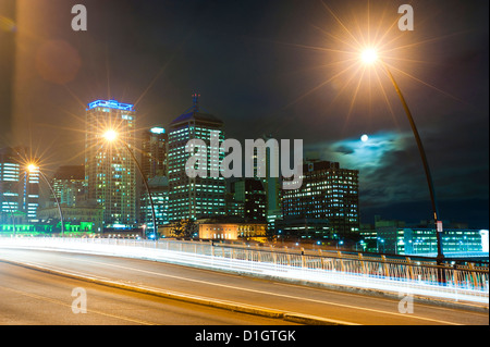 Sentieri di luce di notte sul ponte da Brisbane city centre a South Bank, Brisbane, Queensland, Australia Pacific Foto Stock