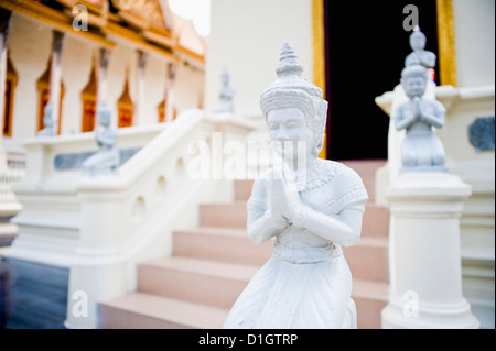 Di piccole dimensioni e di colore bianco statua del Buddha, il Tempio del Buddha di Smeraldo presso il Palazzo Reale di Phnom Penh, Cambogia, Indocina, sud-est asiatico Foto Stock