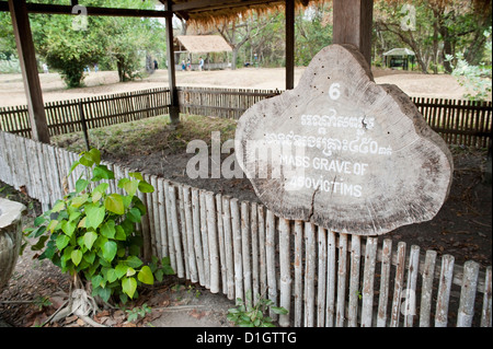 Lettura del segno tomba di massa di 450 vittime dei campi di sterminio, Phnom Penh, Cambogia, Indocina, Asia sud-orientale, Asia Foto Stock