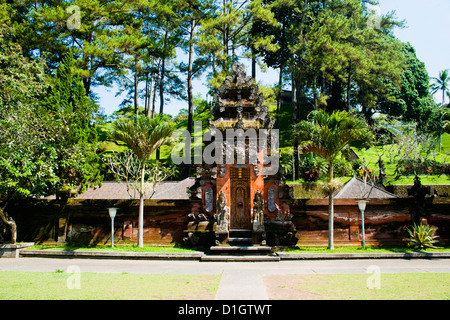 Beauitfully decorata in stile Balinese porta a pura Tirta Empul tempio indù, Tampaksiring, Bali, Indonesia, Asia sud-orientale, Asia Foto Stock