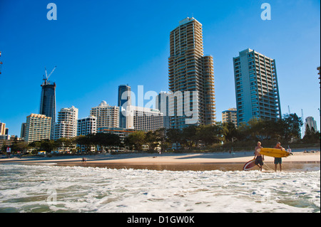 Surfisti a Surfers Paradise, Gold Coast, Queensland, Australia Pacific Foto Stock