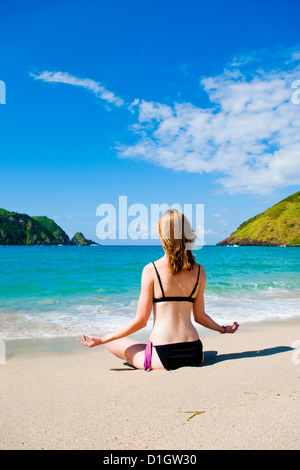 Donna meditando a Mawun Beach, Sud Lombok, Indonesia, Asia sud-orientale, Asia Foto Stock