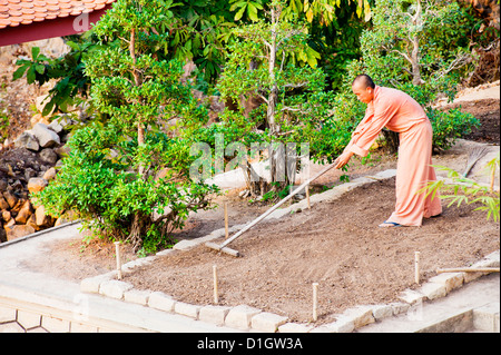 Monaco buddista di giardinaggio in un tempio sulla cima della montagna di Sam, il Delta del Mekong, Vietnam, Indocina, Asia sud-orientale, Asia Foto Stock