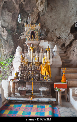 Centinaia di Buddha a Pak Ou le grotte, Luang Prabang, Laos, Indocina, Asia sud-orientale, Asia Foto Stock