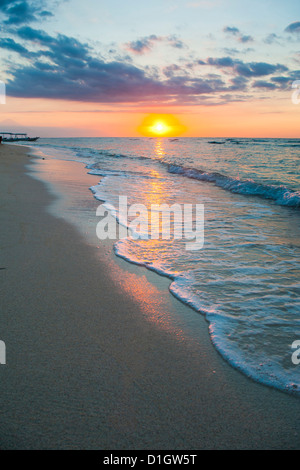 Tramonto sull'isola tropicale di Gili Trawangan, isole Gili, Indonesia, Asia sud-orientale, Asia Foto Stock