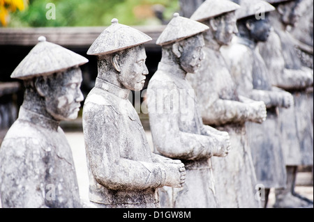 Statue di pietra a tomba di Khai Dinh, la tonalità, il Sito Patrimonio Mondiale dell'UNESCO, Vietnam, Indocina, Asia sud-orientale, Asia Foto Stock