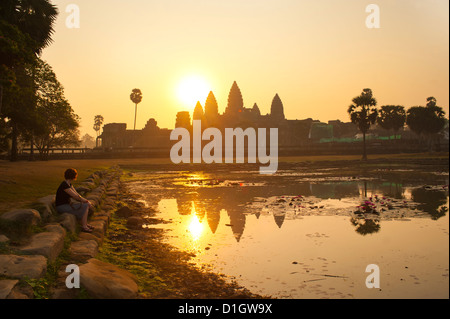 Guardare turistico Alba a Angkor Wat, i templi di Angkor, Siem Reap Provincia, Cambogia, Indocina, Asia sud-orientale, Asia Foto Stock