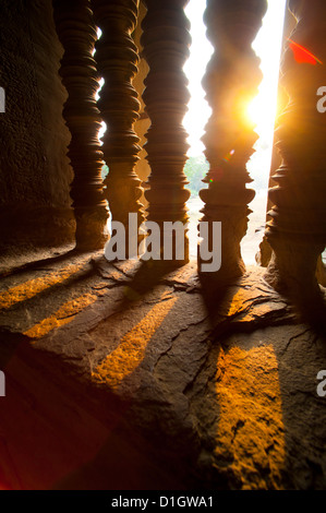 Tramonto attraverso colonne in pietra a Angkor Wat, Angkor tempio complesso, Siem Reap Provincia, Cambogia, Indocina, Asia sud-orientale, Asia Foto Stock
