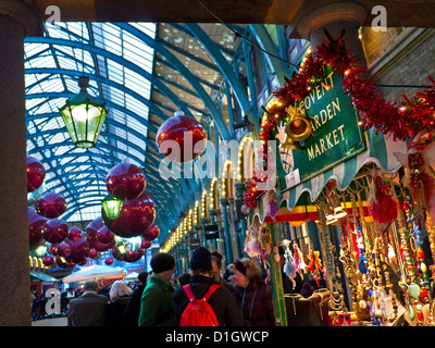 Natale COVENT GARDEN il mercato Apple Hall a Covent Garden con decorazioni di Natale London REGNO UNITO Foto Stock