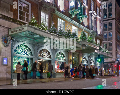 Natale Fortnum & Mason department store di notte occupato con il Natale shoppers Piccadilly London REGNO UNITO 2012 Foto Stock