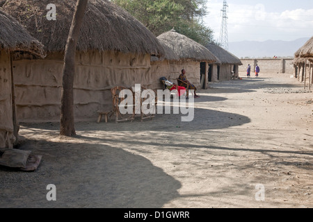 Africa;East Africa;Tanzania; Maasai persone;villaggio Masai; capanna di fango;Negozio di souvenir, il turismo; Foto Stock