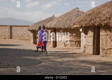 Africa;East Africa;Tanzania; Maasai persone;villaggio Masai; capanna di fango;Negozio di souvenir, il turismo; Foto Stock