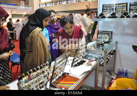 I visitatori prendere vivo interesse per i gioielli in una fase di stallo durante Expo- India 2012, organizzato da Karachi Camera di Commercio e Industria (KCCI) e Federazione indiana di Organizzazione Export (FIEO), tenutasi a Expo-Center a Karachi il Venerdì, Dicembre 21, 2012. Foto Stock