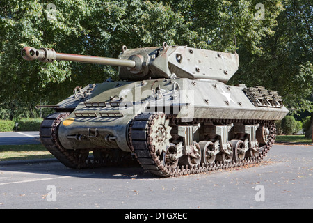 Un serbatoio americano distruttore fuori Bastoge centro storico accanto al memoriale di Mardasson, Bastogne, Ardenne, Belgio Foto Stock