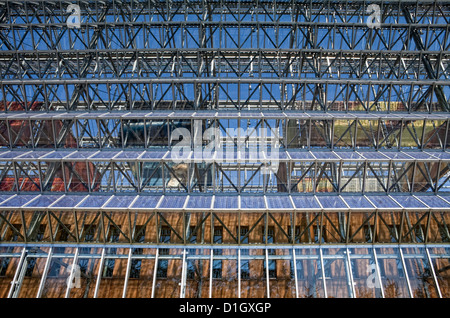 Parte anteriore in vetro con pannelli solari sulla sua facciata, Euro Space Center, Transinne, Belgio Foto Stock