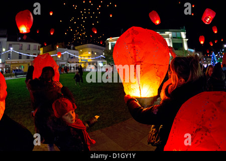 Un rilascio di 1000 lanterne volanti tenendo Xmas lettere off (Vichy - Francia). Lanterne del cielo di notte. Foto Stock