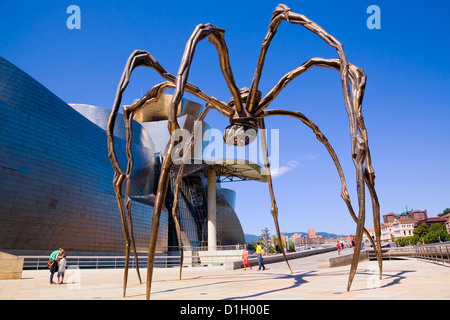 Scultura in bronzo di un ragno di Louise Bourgeois di fronte al museo Guggenheim di Bilbao Foto Stock