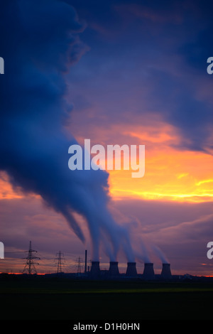 Ferrybridge Power Station Yorkshire Inghilterra al tramonto Foto Stock