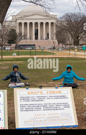 Washington, DC - seguaci di Falun Gong meditare sul National Mall. Foto Stock