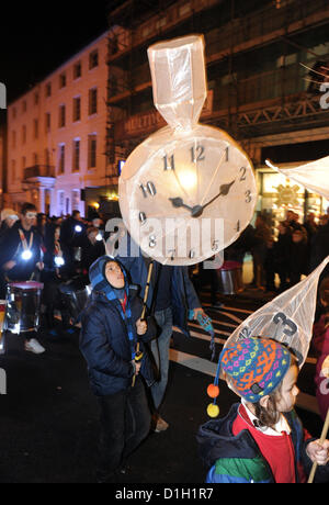 La masterizzazione annuale gli orologi ha avuto luogo a Brighton stasera per celebrare il solstizio d'inverno Foto Stock