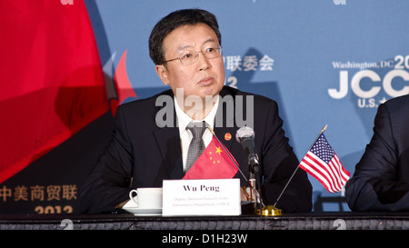 La Cina del Ministero degli Affari esteri del Dipartimento Informazioni Vice Direttore Generale Wu Peng risponde a una domanda nella ventitreesima sessione della noi Cina congiunta della Commissione sul commercio e conferenza al 19 dicembre 2012 a Washington, DC. Foto Stock