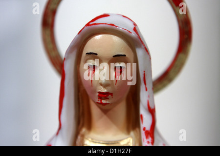 Statua della Vergine Maria sanguinosa della Beata Vergine Maria che piange, statua della Vergine Maria che piange sangue Foto Stock