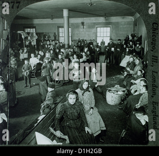 Gli emigranti in attesa di esame, Ellis Island, New York, USA, circa 1900 Foto Stock