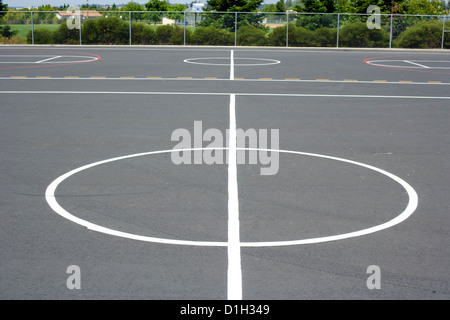 Campo da pallacanestro con asfalto Foto Stock