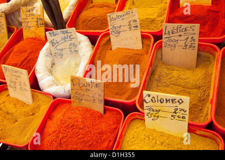 Le spezie per la vendita al giorno di mercato, Collioure, Languedoc-Roussillon, Francia Foto Stock