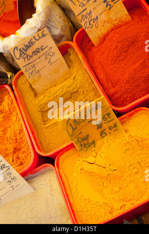 Le spezie per la vendita al giorno di mercato, Collioure, Languedoc-Roussillon, Francia Foto Stock