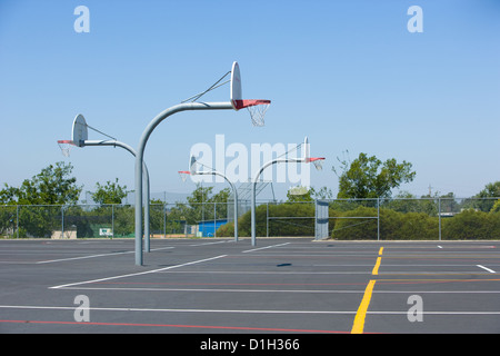 Campo da pallacanestro con asfalto Foto Stock