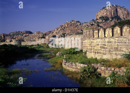 Le massicce mura di Gingee Fort noto anche come Chenji o Jinji o Senchi nel quartiere Villupuram Tamil Nadu, India Foto Stock