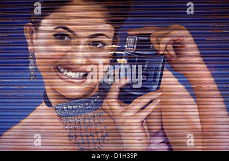 Dipinto a mano porta di sicurezza di un negozio di Mumbai India Foto Stock