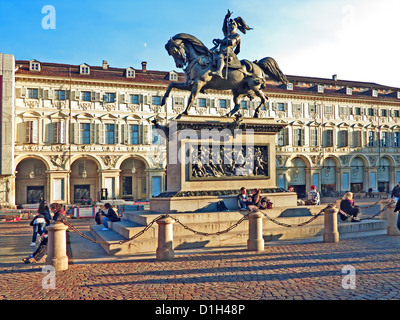 Caval ëd Brons(cavallo di bronzo).Il monumento equestre di Emanuele Filiberto, da Carlo Marochetti, Piazza San Carlo a Torino. Foto Stock