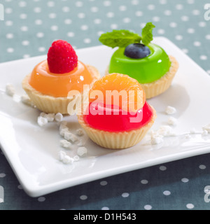 Snack dolce jelly cupcake isolato sul piatto Foto Stock